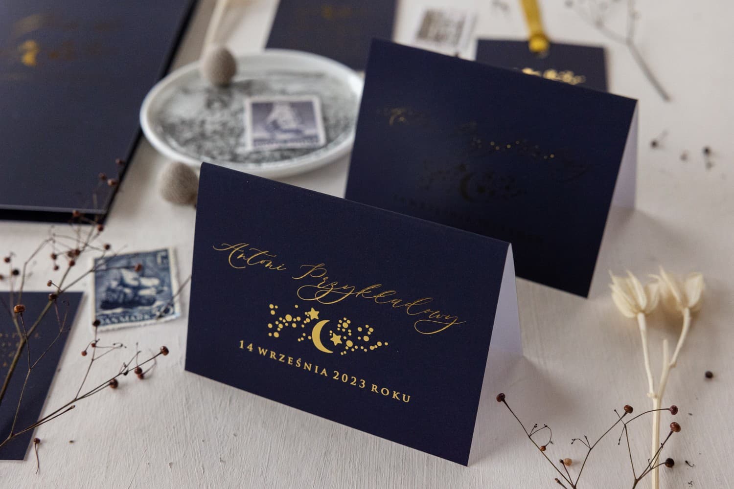 Winietki Ślubne Simple nr 1 – Wizytówki na Stół z Motywem Złotych Gwiazd - 3