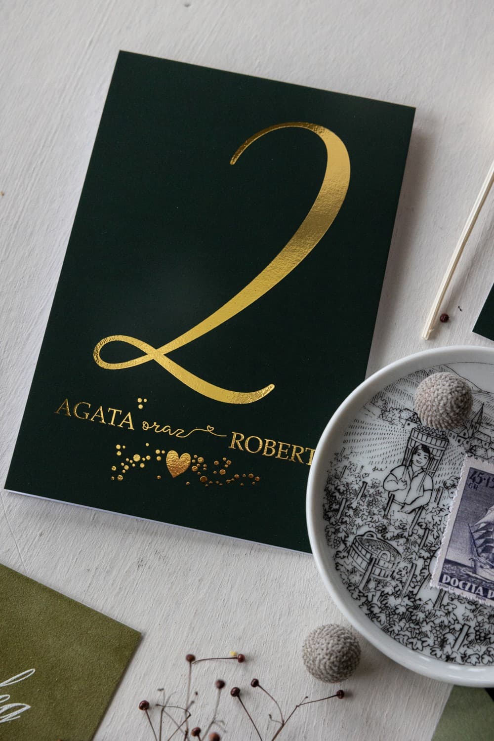Złocone numery na stół butelkowa zieleń | Eleganckie numerki weselne, numeracja stołów glamour | Simple nr 2