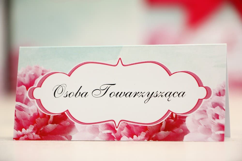 Winietki Ślubne Felicja nr 15 – Wizytówki na Stół z Amarantowymi Kwiatami na Miętowym Tle