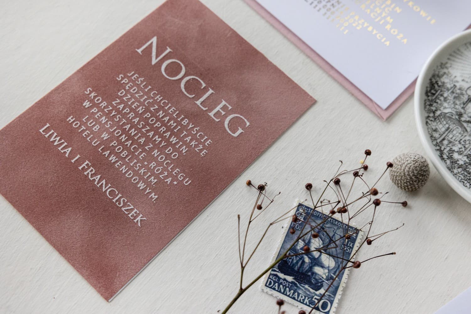 Różowe Welurowe Bileciki z Białym Nadrukiem | Podziękowania dla Gości Weselnych | Simple nr 3