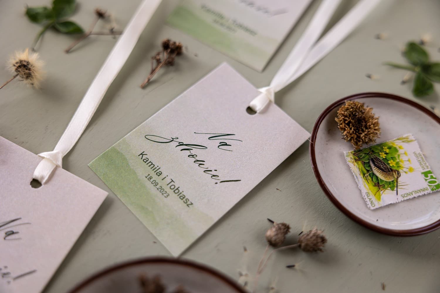 Eleganckie zawieszki na alkohol z perłowego papieru, personalizowane | Zawieszki na wódkę weselną | Opal nr 11 - 2