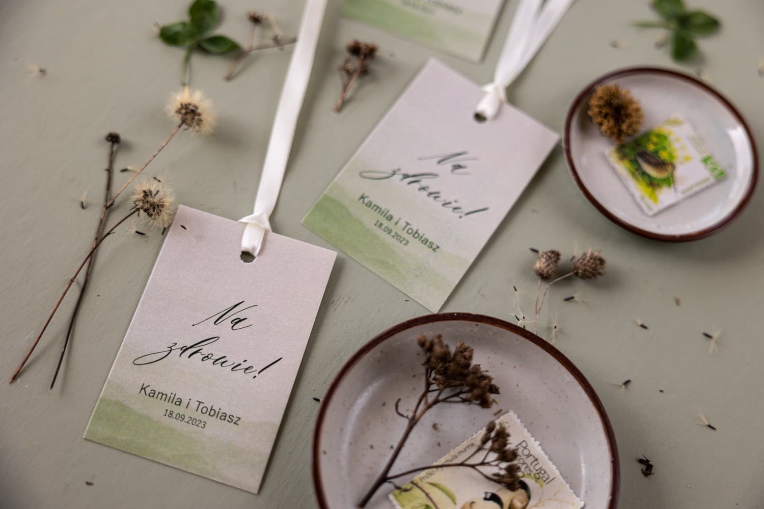 Eleganckie zawieszki na alkohol z perłowego papieru, personalizowane | Zawieszki na wódkę weselną | Opal nr 11 - 3