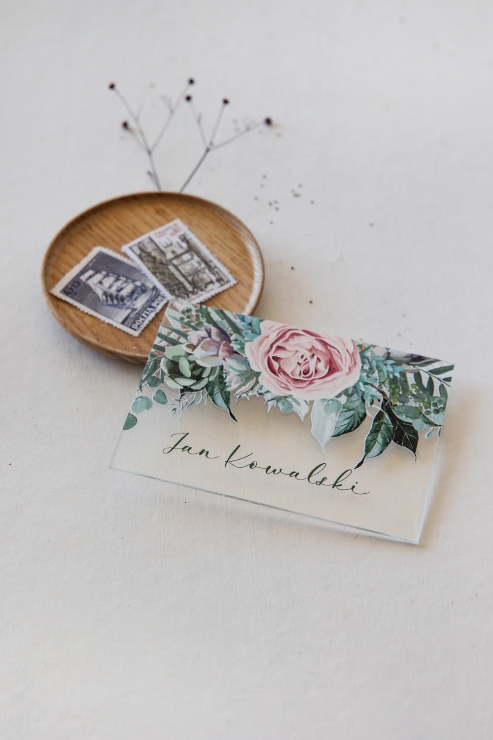 Szklane Winietki Ślubne Korani nr 11 – Wizytówki na Stół z motywem Piwonii