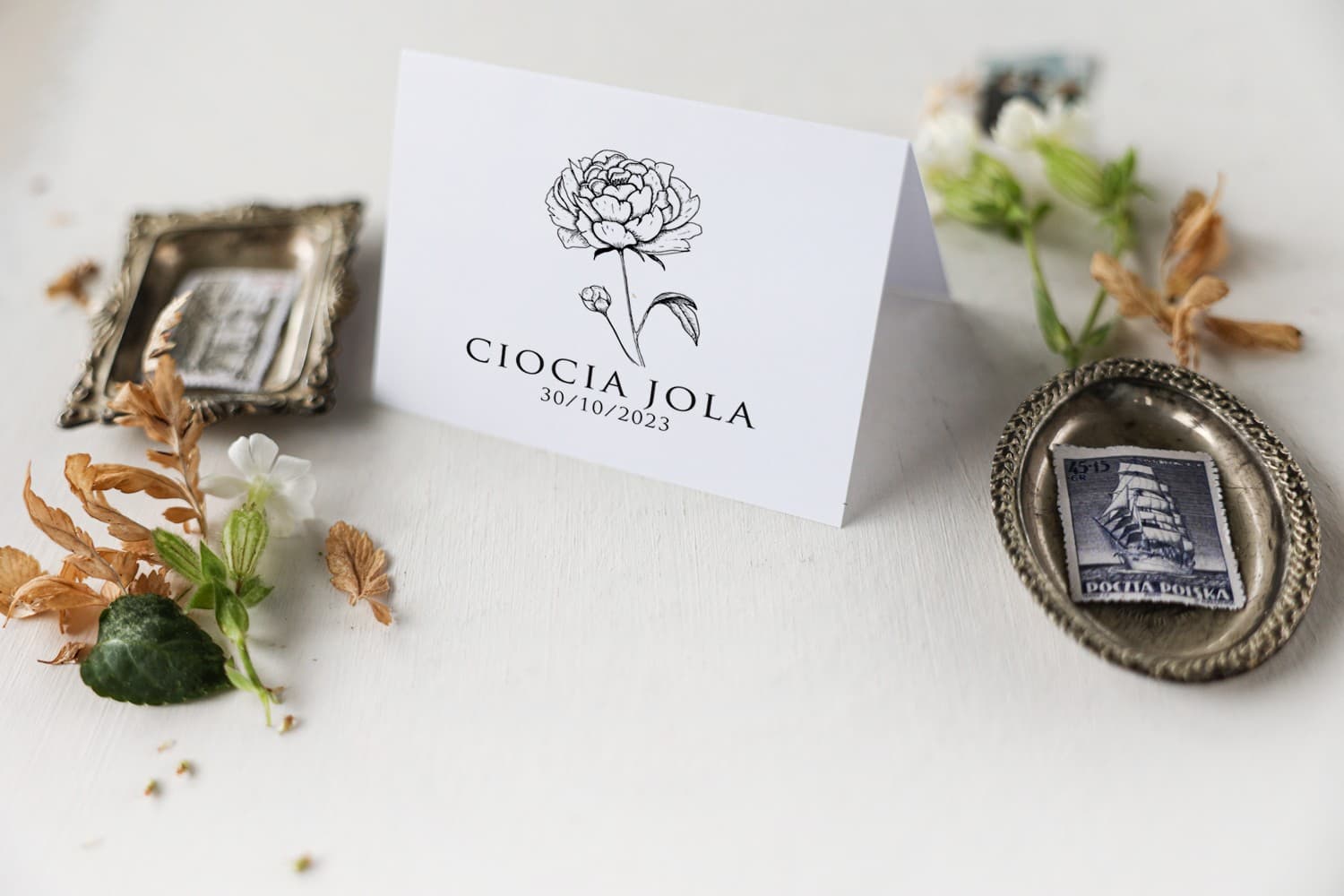 Winietki Ślubne Impresja nr 1 – Wizytówki na Stół z Grafiką Czarno-Białych Piwonii