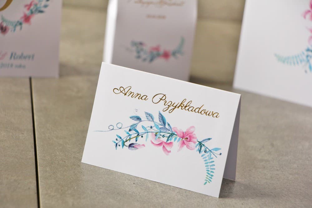 Winietki Ślubne Cykade nr 8 – Złocone Wizytówki na Stół z Wiankiem Pastelowych Fiołków