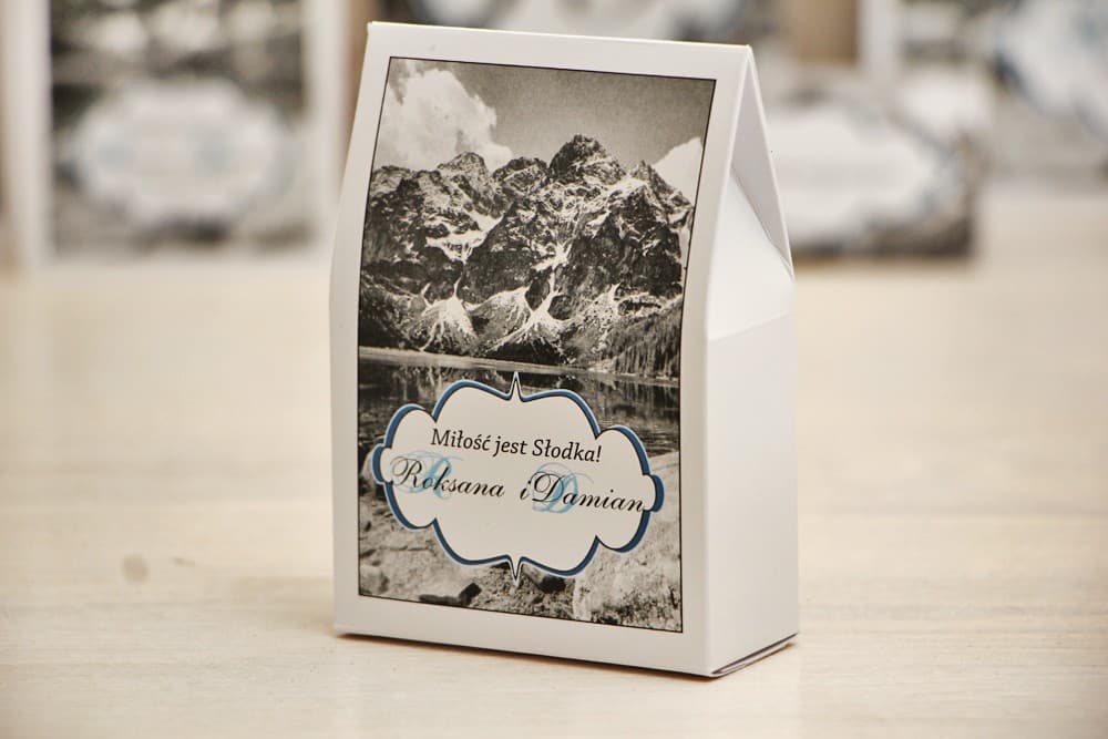 Eleganckie pudełeczka z motywem gór na słodkie podziękowania dla gości weselnych, czarno-biała grafika | Felicja nr 21