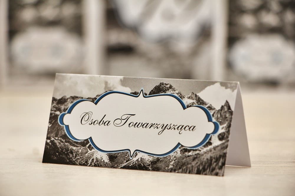 Winietki Ślubne Felicja nr 21 – Wizytówki na Stół z Czarno-Białym Pejzażem Gór