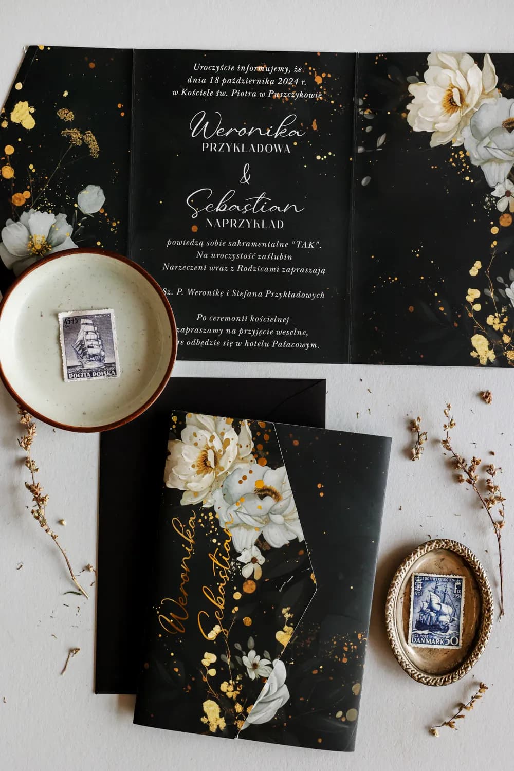 Zaproszenia ślubne glamour czarne z białymi różami i złoceniem – Jadeit 5 - 3