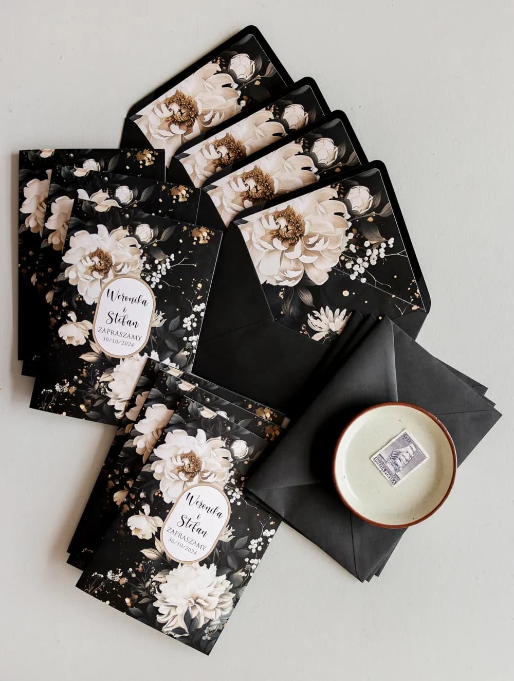 Zaproszenia ślubne Impresja nr 17 – Czarne Tło i Beżowe Kwiaty