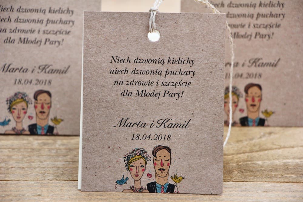 Rustykalne Zawieszki na Alkohol z Rysunkiem Pary Młodej | Personalizowane Zawieszki na Wódkę Weselną | Presto