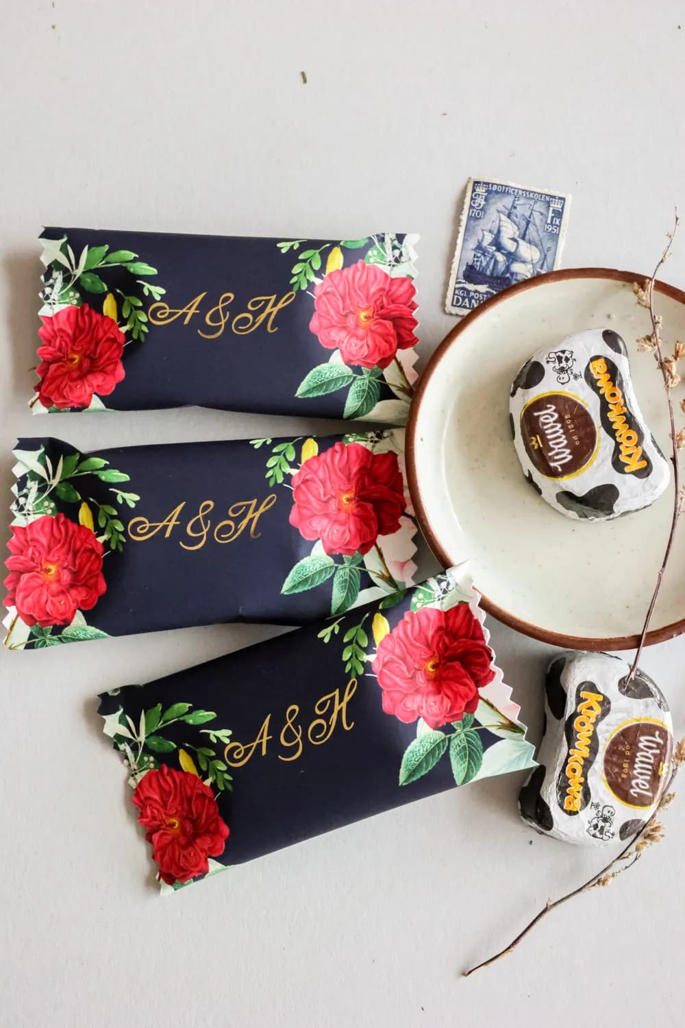 Eleganckie krówki na wesele, granatowe ze złotem i kwiatami | Podziękowania dla gości weselnych | Szafirowe nr 4