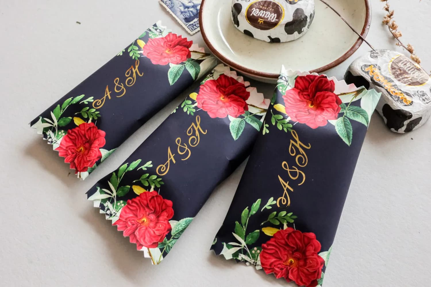 Eleganckie krówki na wesele, granatowe ze złotem i kwiatami | Podziękowania dla gości weselnych | Szafirowe nr 4 - 2