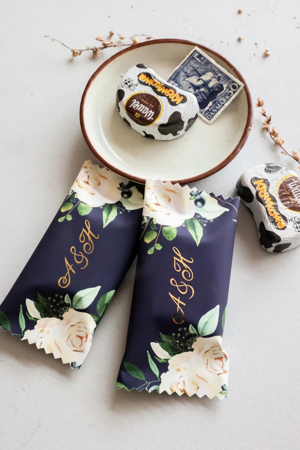 Eleganckie Czekoladki Weselne z Inicjałami | Podziękowania dla Gości Granatowe Róże | Szafirowe nr 7