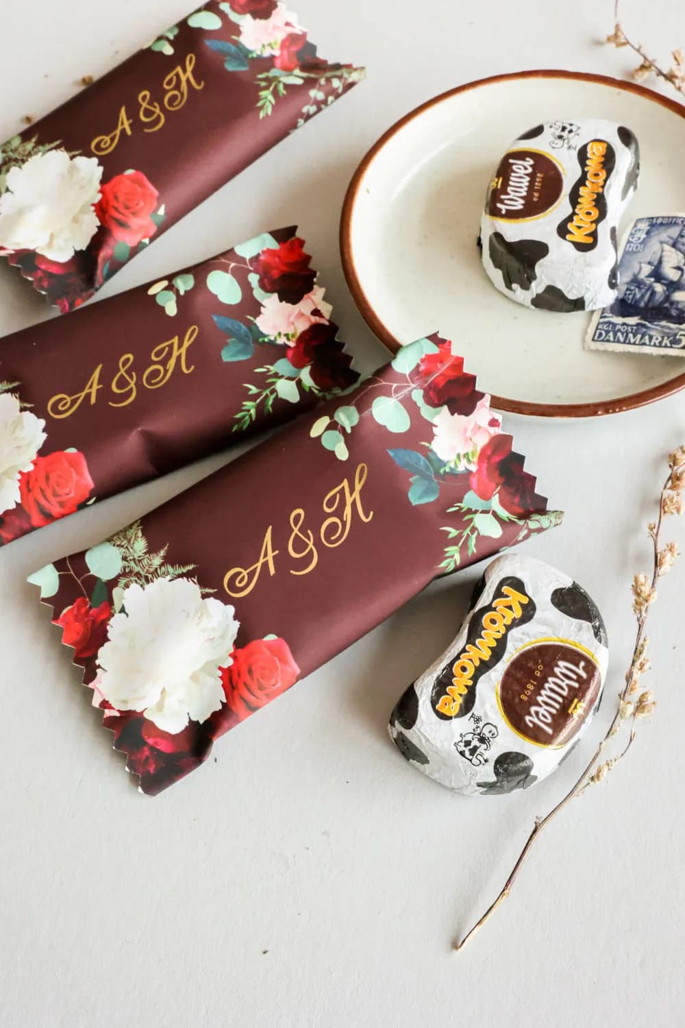 Czekoladki Ślubne z Inicjałami, Burgundowe Kwiaty | Eleganckie Podziękowania dla Gości | Szafirowe nr 9