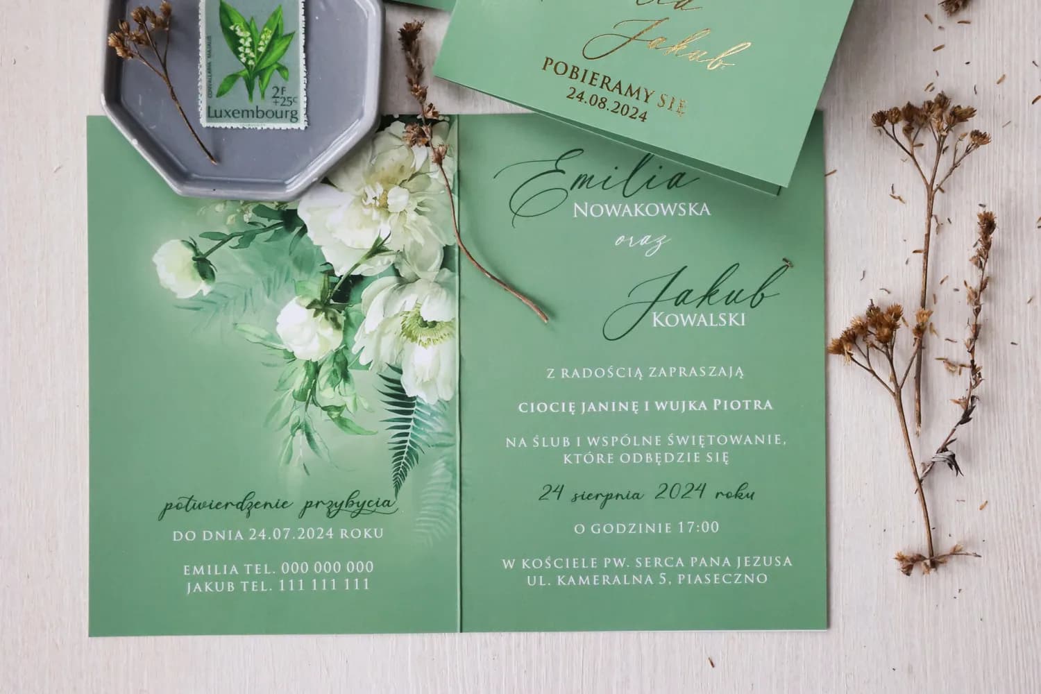 Zaproszenia ślubne w butelkowej zieleni z białymi peoniami i złoceniem – Ruskus nr 12 - 2