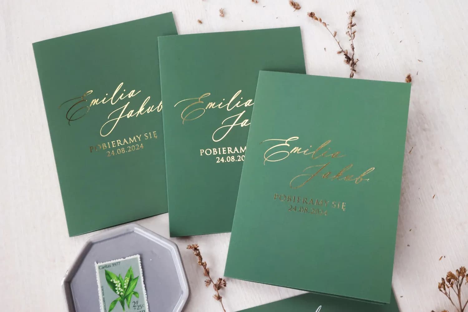 Zaproszenia ślubne butelkowa zieleń ze złoconymi liśćmi w stylu glamour – Ruskus nr 16 - 3