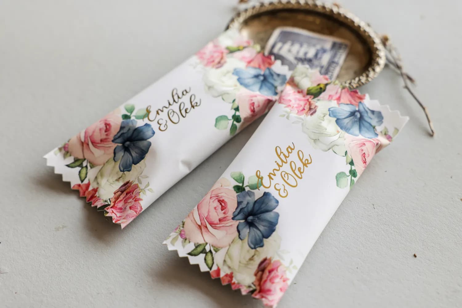 Podziękowania dla gości – złocone czekoladki z akwarelowymi kwiatami Rubin 14 - 2