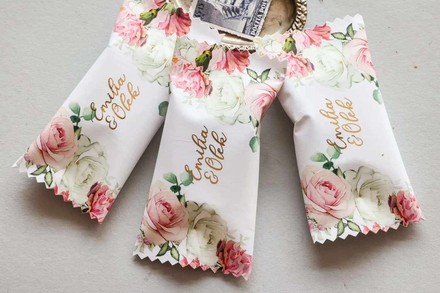 Podziękowania dla gości – złocone czekoladki z różowymi różami Rubin nr 9 - 2