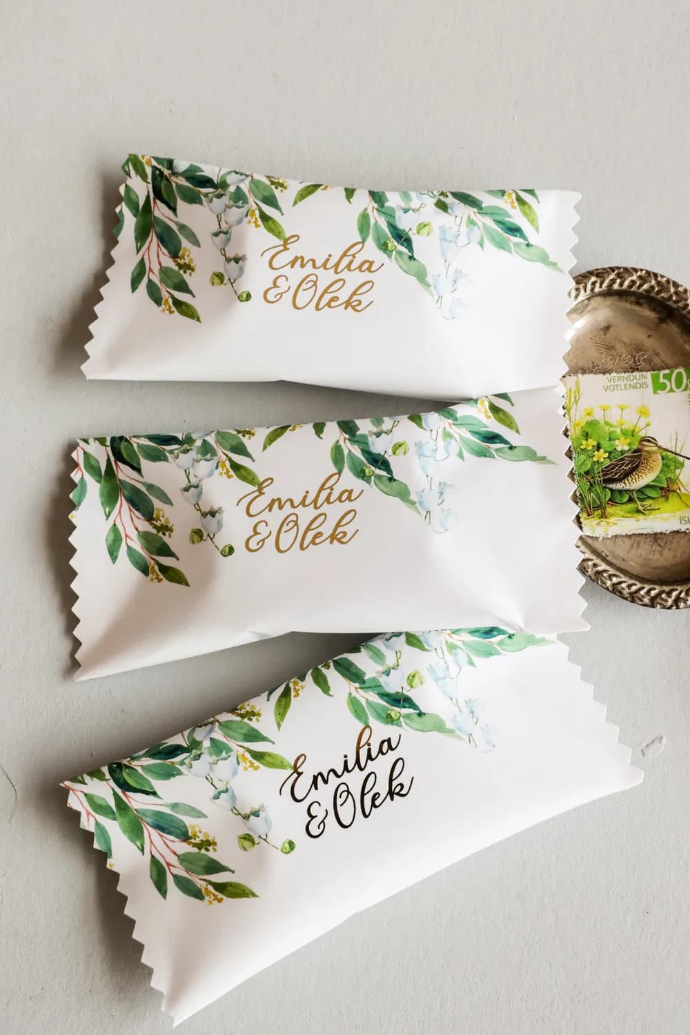 Podziękowania dla gości – złocone czekoladki z niebieskimi kwiatami Rubin nr 4