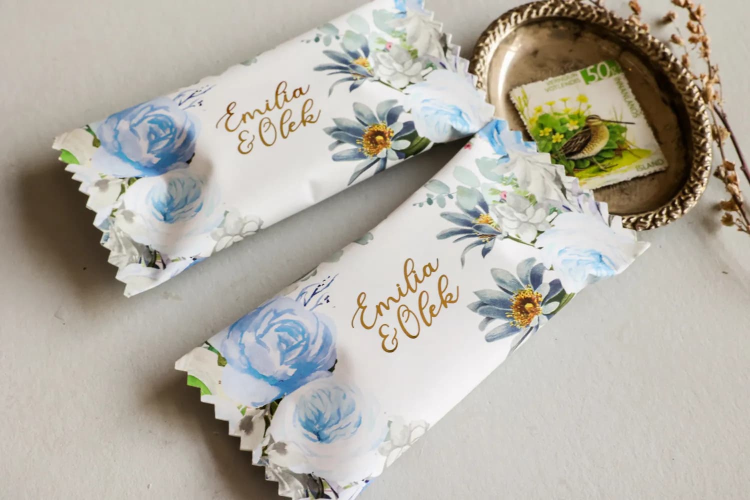 Podziękowania dla gości czekoladki złocone z akwarelowymi niebieskimi kwiatami Rubin nr 12 - 2
