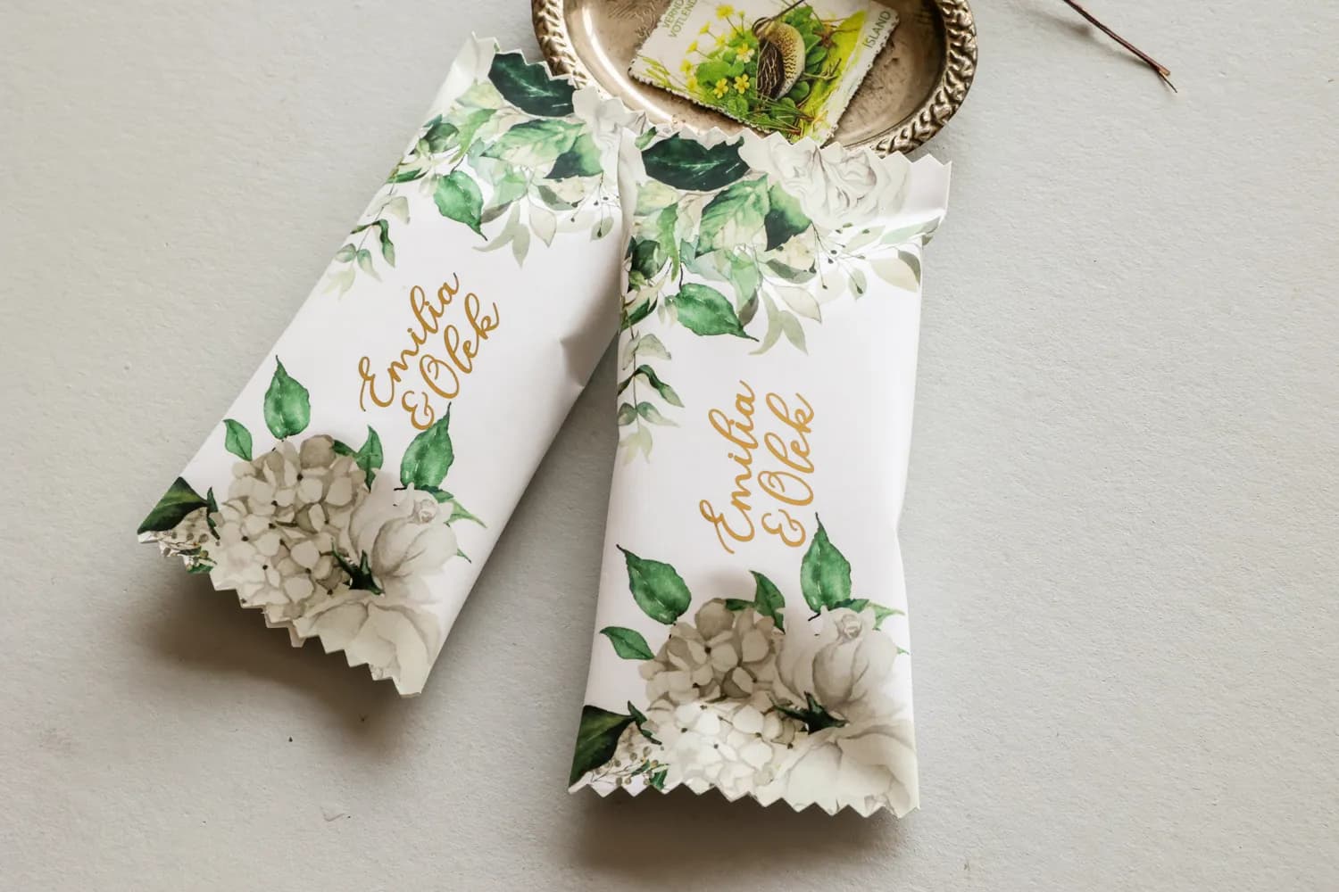 Podziękowania dla gości – złocone czekoladki glamour z bordowymi kwiatami Rubin 11