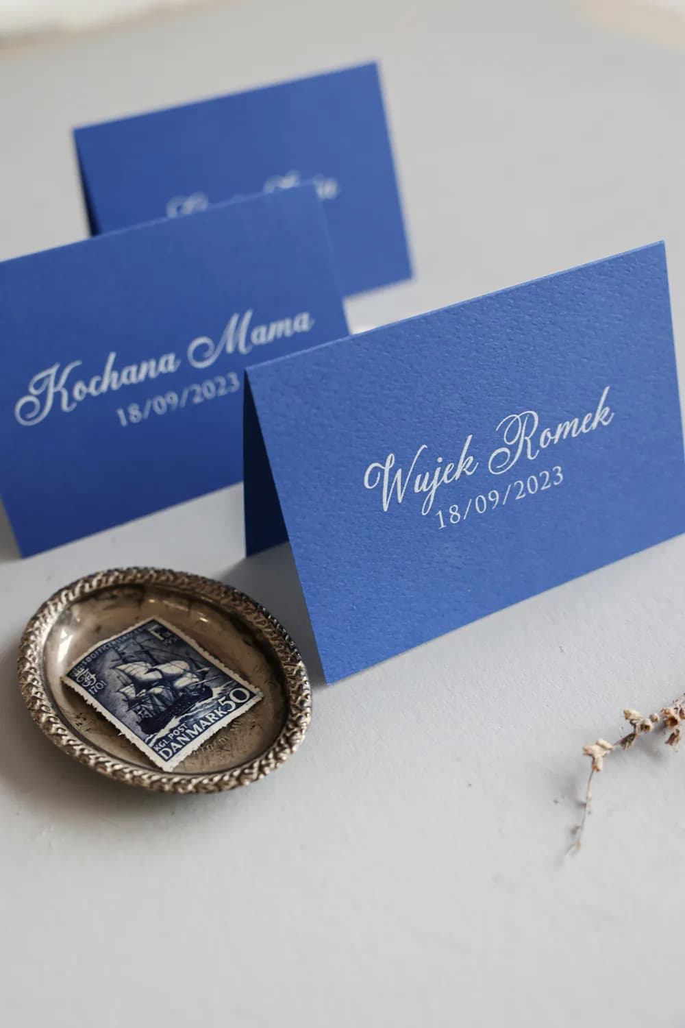 Winietki Ślubne Kraft nr 7 – Granatowe Wizytówki na Stół z Białą Czcionką