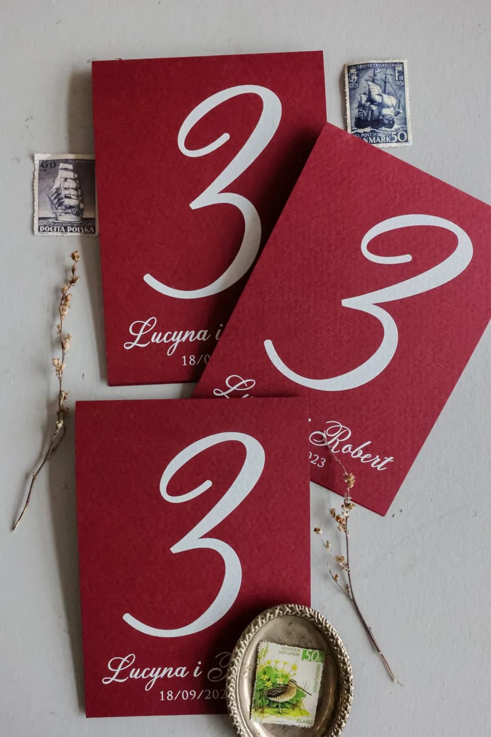 Eleganckie Bordowe Numery na Stół Stojące Personalizowane | Numerki Weselne Bordo | Kraft nr 6