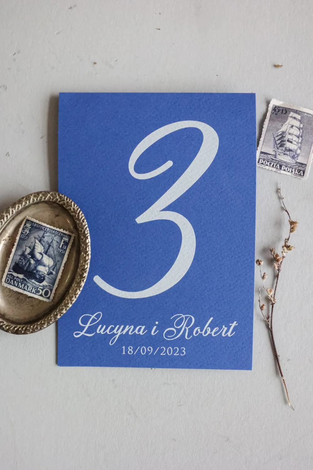 Niebieskie Numerki na Stół Weselny z Białym Drukiem | Elegancka Numeracja Stołów | Kraft nr 7