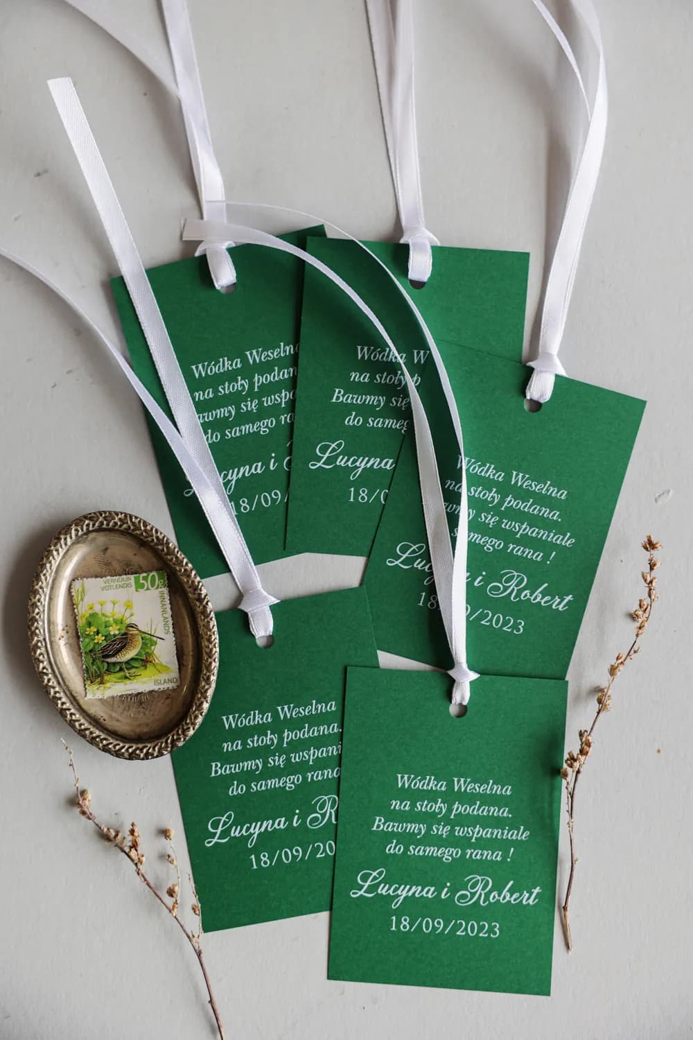 Eleganckie Zielone Zawieszki na Alkohol z Własnym Tekstem | Personalizowane Zawieszki na Wódkę Weselną | Kraft nr 10