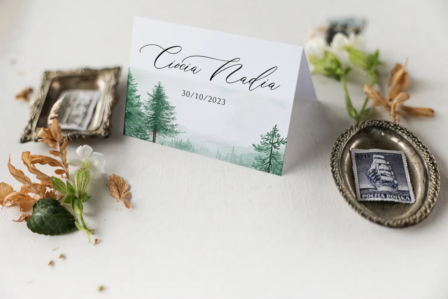 Winietki Ślubne Impresja nr 8 – Leśne Wizytówki na Stół z Motywem Mglistego Lasu