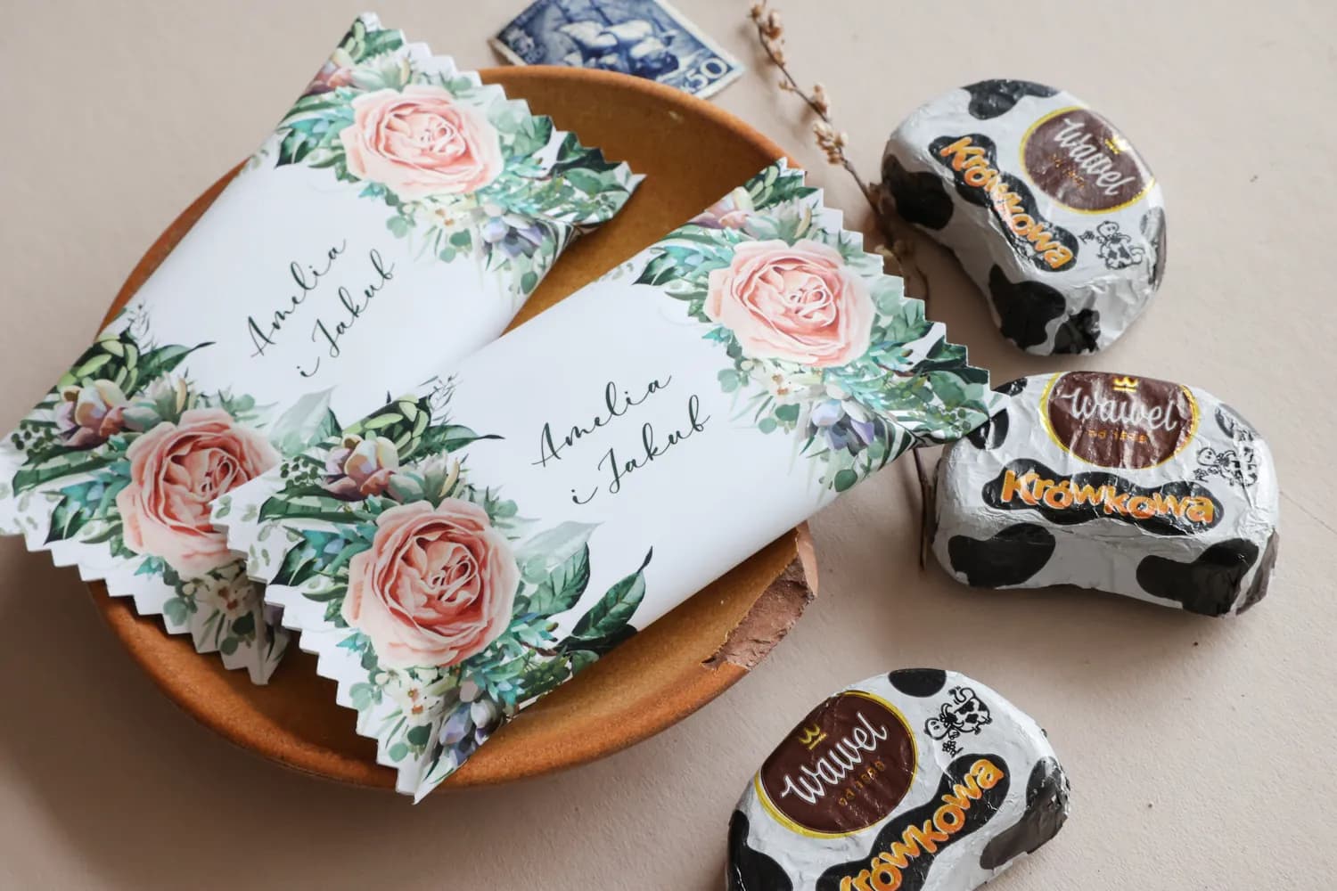 Personalizowane czekoladki dla gości z akwarelowymi różowymi różami Korani nr 11