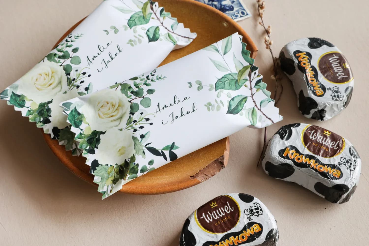 Podziękowania dla gości czekoladki z białymi różami i zielenią Korani nr 12
