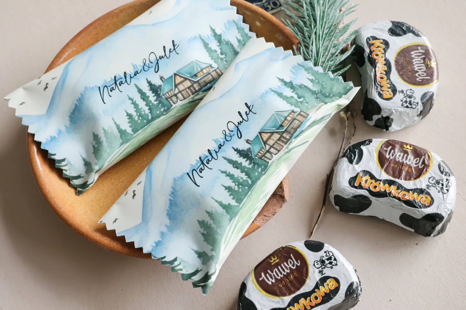 Podziękowania dla gości czekoladki leśne z szyszkami i białymi kwiatami Korani nr 17