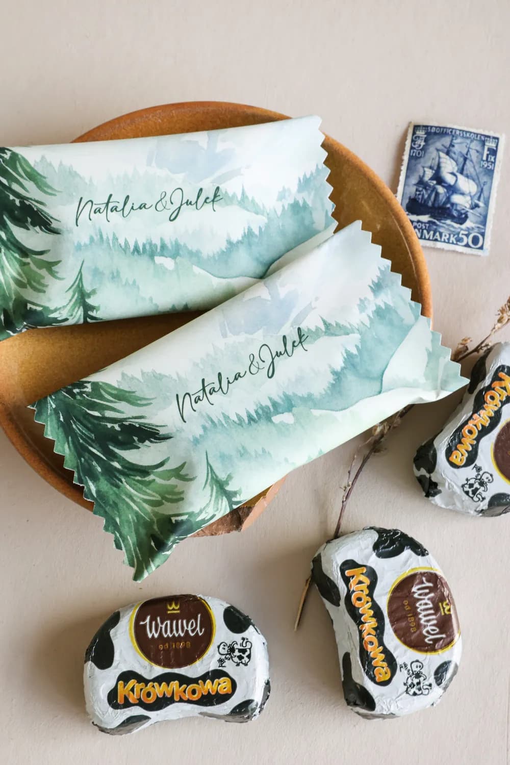 Podziękowania dla gości – czekoladki rustykalne z motywem akwarelowego lasu Korani nr 21