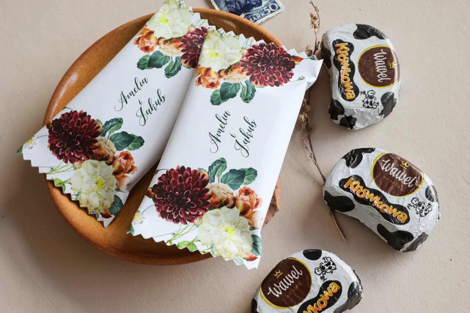 Podziękowania dla gości czekoladki z jesiennymi różami i daliami Korani nr 13