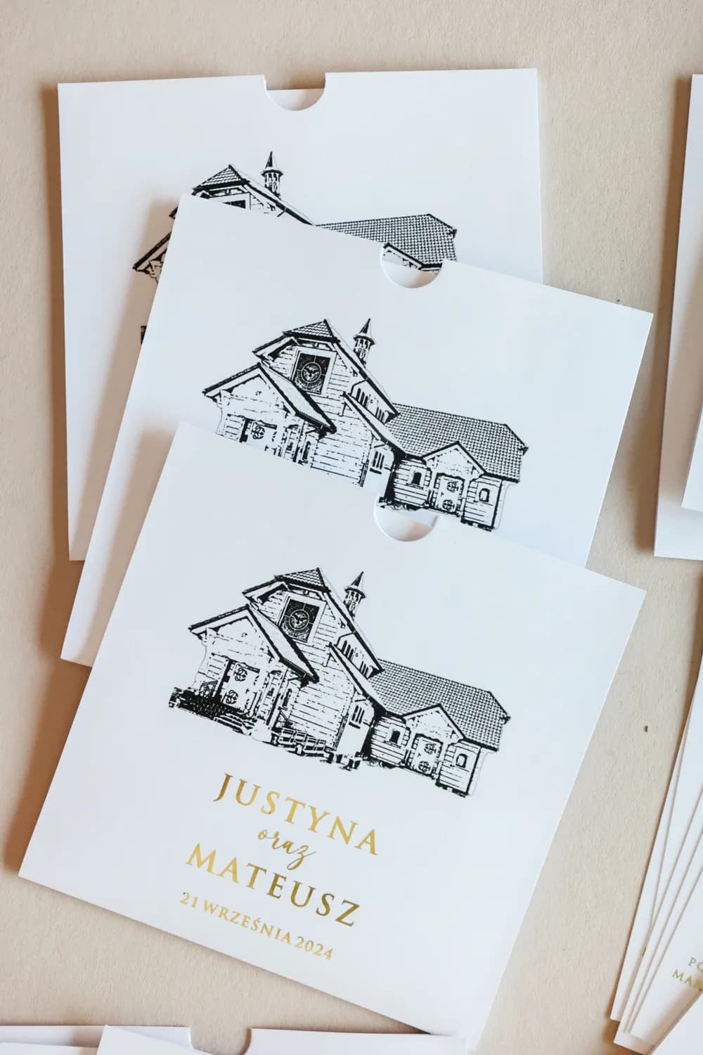 Zaproszenia ślubne w etui minimalistyczne ze złoceniem i folią soft touch – Mokait nr 1