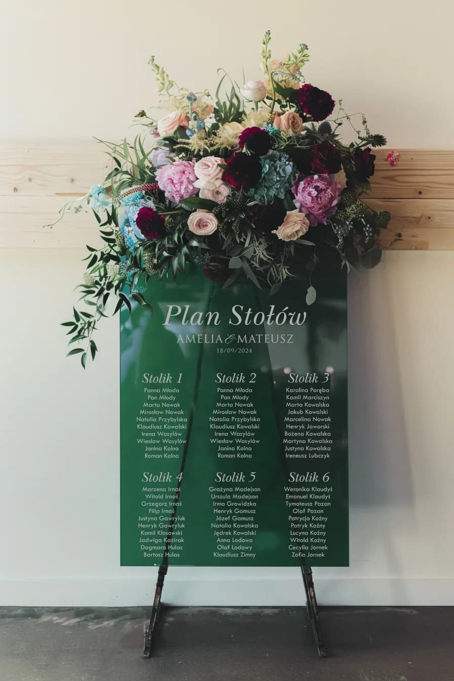 Plan Stołów na Pleksi Zielony z Białym Napisem | Elegancki Plan Stołów Weselnych | Kraft nr 10