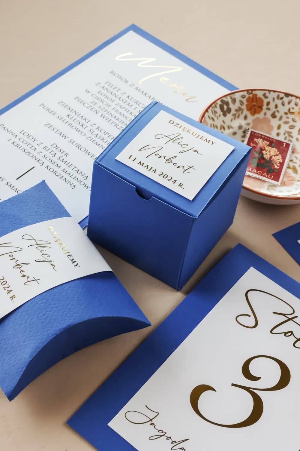 Kwadratowe pudełeczka na upominki, niebieskie złocone | Personalizowane podziękowania dla gości | Avril nr 7 - 2