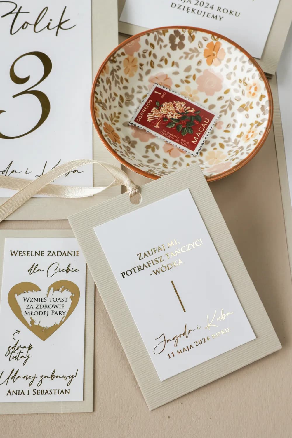 Eleganckie Beżowe Zawieszki ze Złoceniem na Wódkę | Personalizowane Zawieszki na Alkohol Weselny | Avril nr 10