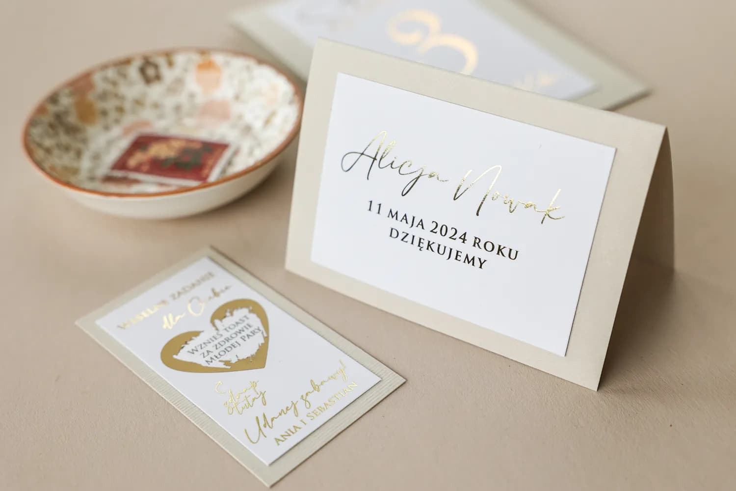 Winietki Ślubne Avril nr 10 – Złocone Wizytówki na Stół w Stylu Glamour