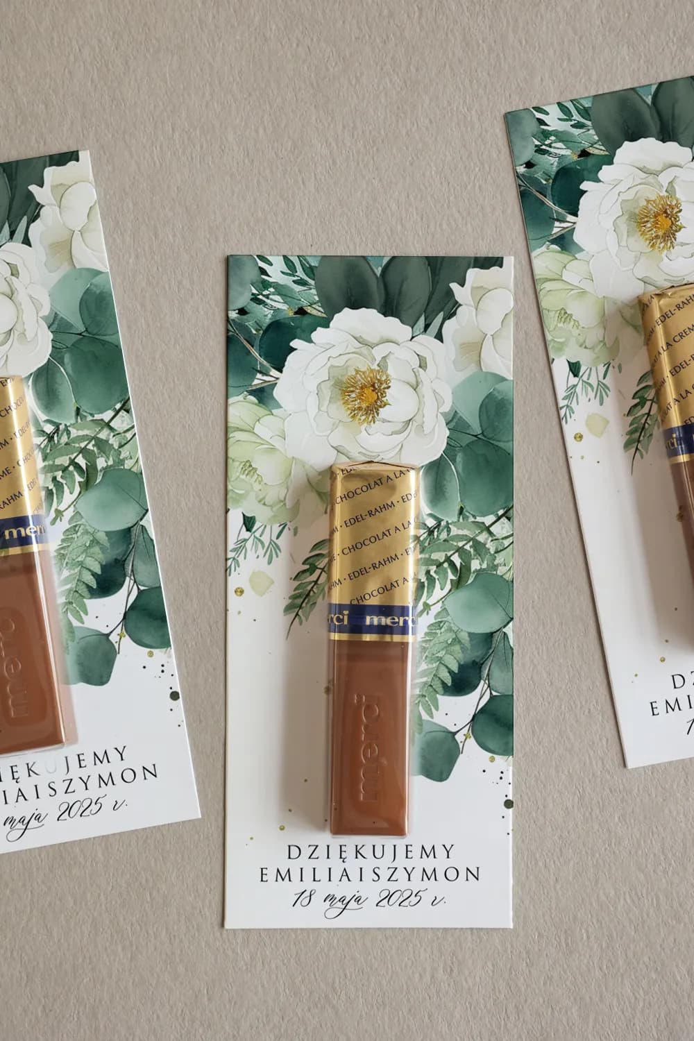 Eleganckie podziękowania z czekoladką Merci, białe róże | Personalizowane upominki dla gości | Impresja nr 9