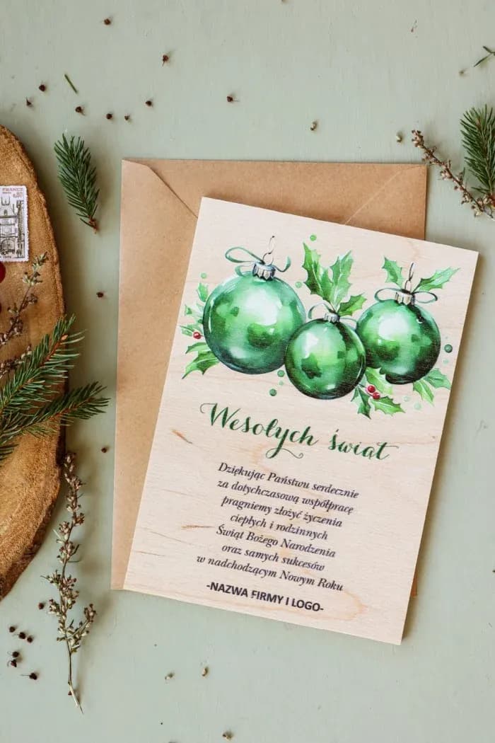 Drewniane Kartki Świąteczne z Logo Firmy, Zielone Bombki | Biznesowe Kartki Bożonarodzeniowe | DR23
