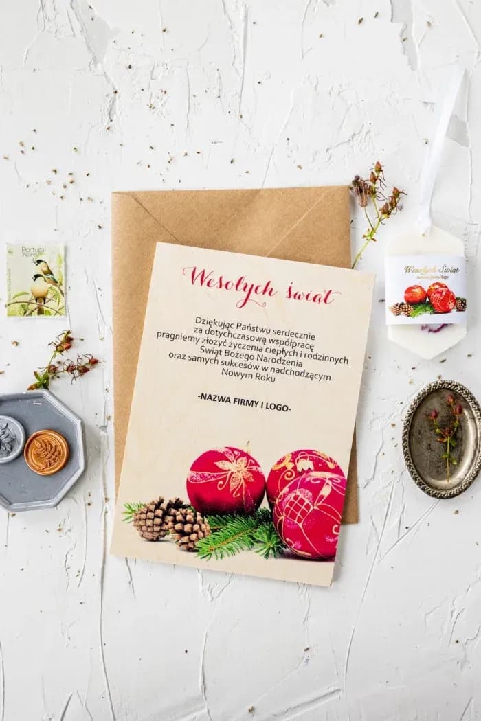 Drewniana Kartka z Logo Firmy, Czerwone Bombki | Biznesowe Kartki Świąteczne | Drewniane DR16