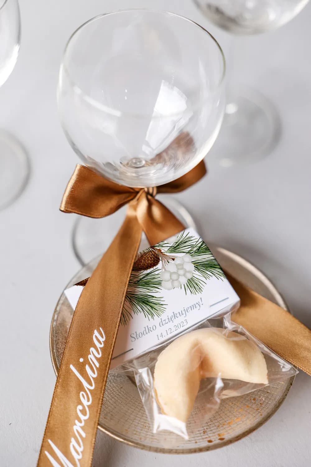 Winietki Ślubne Wstążka nr 1 – Jasnobrązowe Wizytówki na Stół na Satynowej Tasiemce