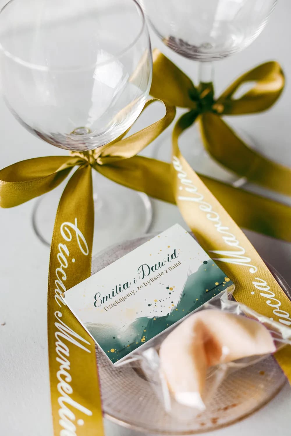 Winietki Ślubne Złota Kokarda Nr 1 – Satynowe Wizytówki na Wstążce w Stylu Glamour