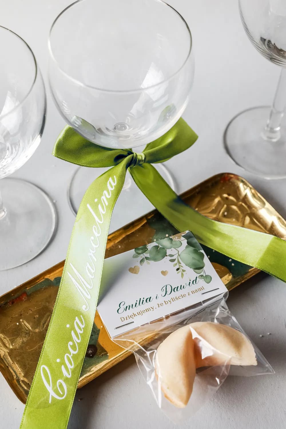 Winietki Ślubne Wstążka Z1 – Jasnozielone Wizytówki na Tasiemce z Białym Nadrukiem