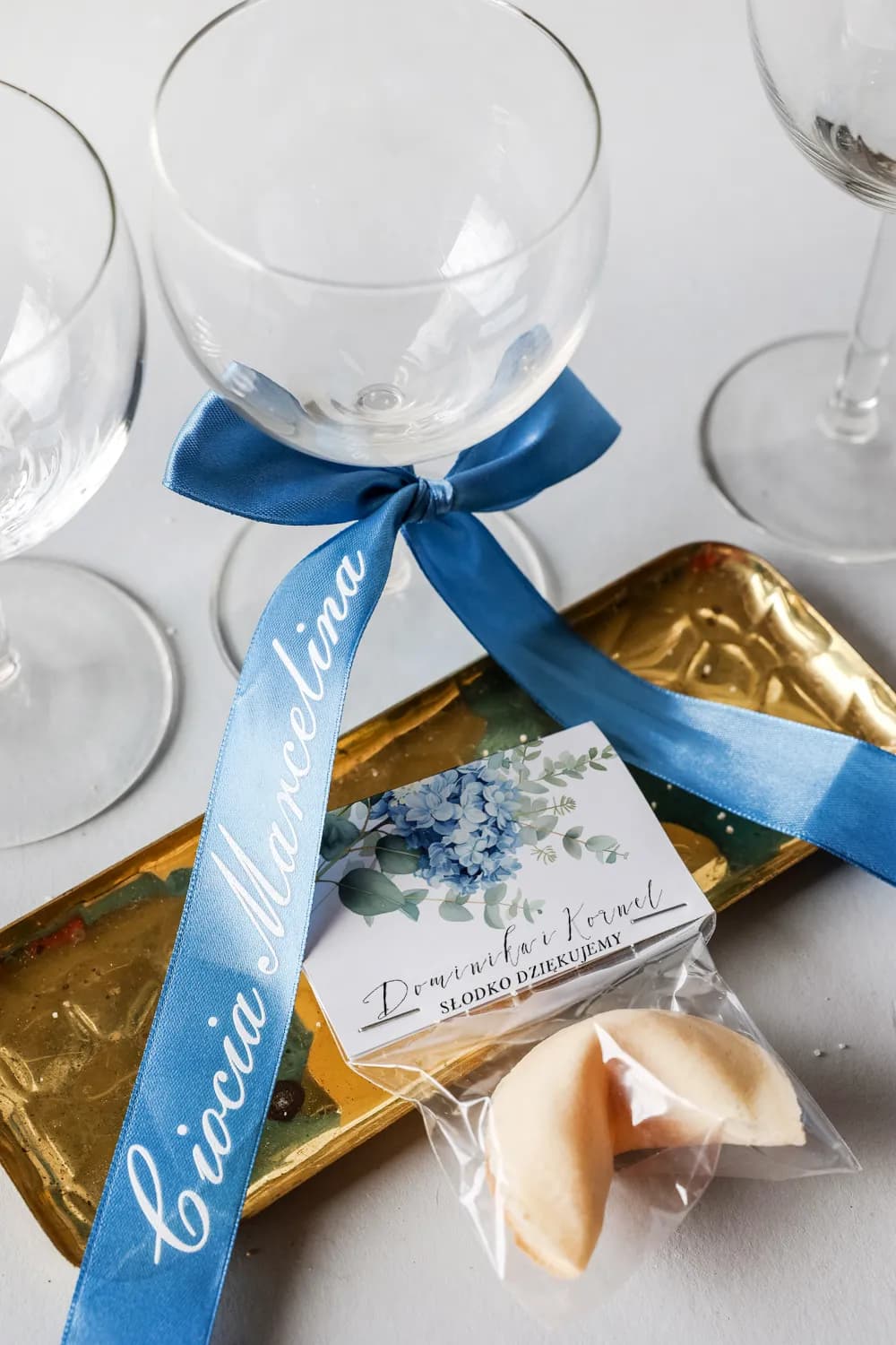 Winietki Ślubne Navy Blue nr 1 – Satynowe Imienniki na Wstążce z Białym Nadrukiem