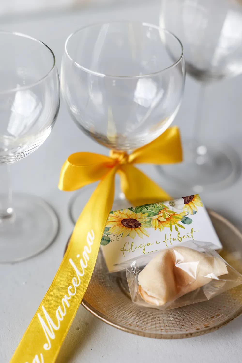 Winietki Ślubne Satynowe nr 1 – Żółte Wizytówki na Stół w Formie Kokardy