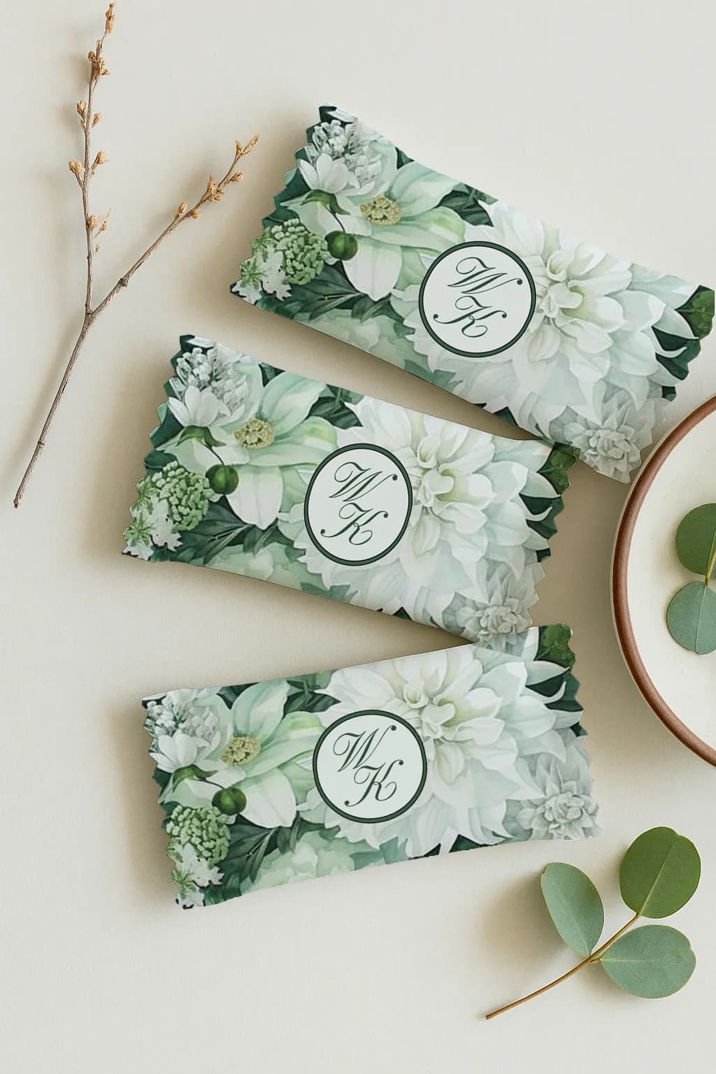 Krówki z imionami i datą, motyw białe kwiaty dalie | Personalizowane podziękowania dla gości weselnych | Impresja nr 15