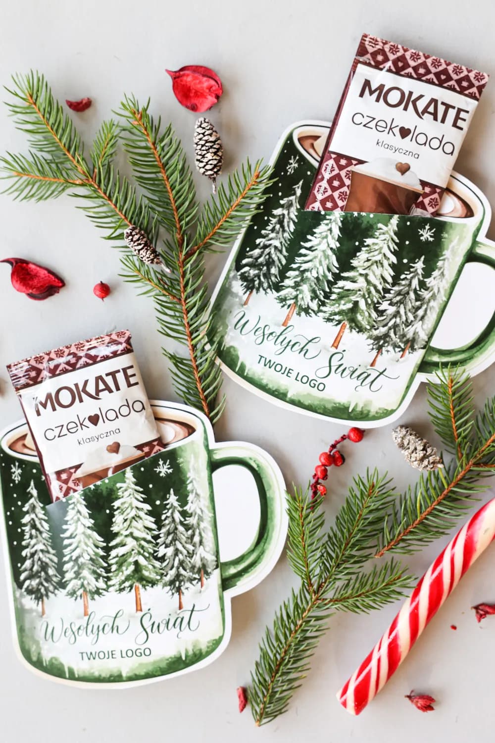 Czekoladka w kartoniku w kształcie kubka, zimowy las, ośnieżone choinki | Słodki upominek firmowy na Święta | CZK4